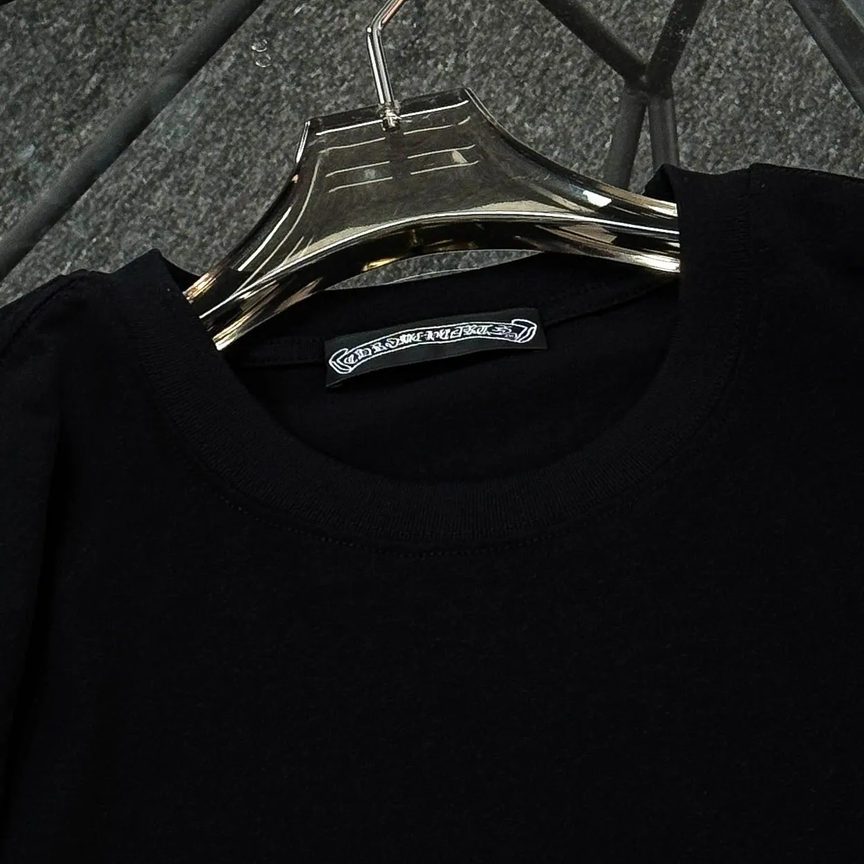 P170 Chrome Hearts Chrome Hearts 25 high version. The fabric is made of 300g high-density pure cotton. It does not deform or shrink. It has three labels. It is the same style for men and women. Technology: Gradient digital printing. Color: White. Black. SIZE: S-XL.